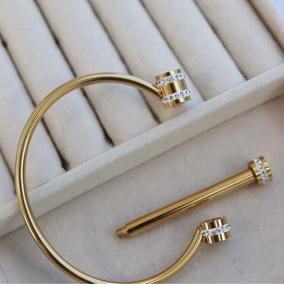 Elegant 18K Gold filled Horseshoe Bangle - Picture 2 of 4